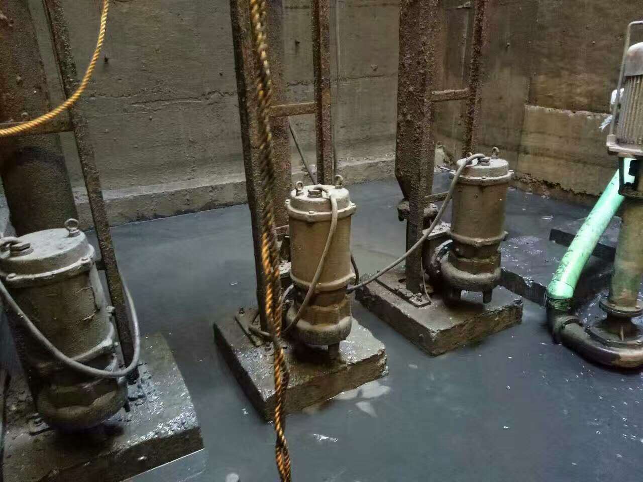 应城污水池清理